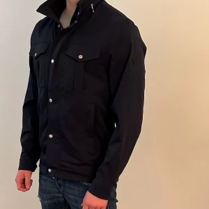 J.Lindeberg jacka - Tja! Säljer min J Lindeberg jacka som är i nyskick. Perfekt nu till våren och är väldigt snygg.