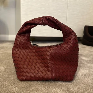 Handväska  - Säljer min fina väska då den inte kommer till användning längre. Kostade 400 från början men säljer för hälften