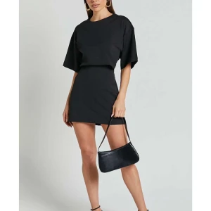 Svart kortklänning med elastisk midja - jättefin klänning att ha lite närsomhelst.