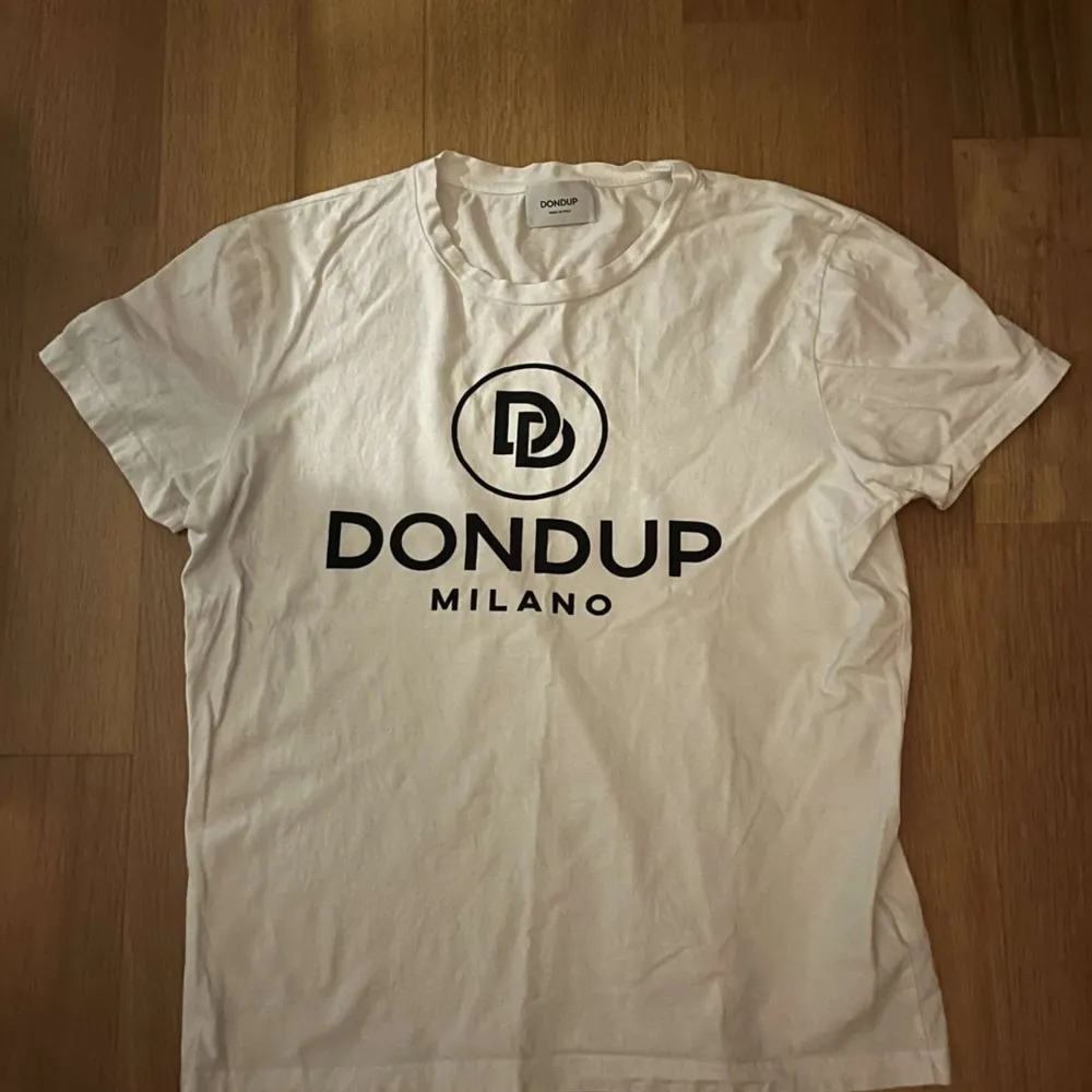Hej! Säljer denna snygga dondup T-shirten. Storleken är M och är i ett mycket bra skick. Priset kan diskuteras. Hör av dig vid fler frågor!. T-paidat.