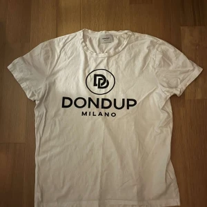 Dondup T-Shirt - Hej! Säljer denna snygga dondup T-shirten. Storleken är M och är i ett mycket bra skick. Priset kan diskuteras. Hör av dig vid fler frågor!
