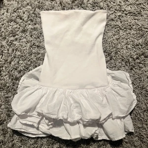 Zara miniklänning  - Vit miniklänning från märket Zara, det står storlek M men sitter mer som en S/Xs. Klänning är i bra skick och det finns ej några tecken på användning överhuvudtaget. Priset är ej hugget i sten!