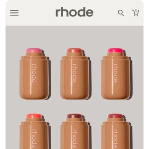 Rhode Pocket Blush - Säljer en endast testad Rhode Pocket Blush i färgen Toasted Teddy! Köpt från rhodes egna hemsida, fått hjälp med frakt från familjekompis. Säljs för 400kr plus frakt