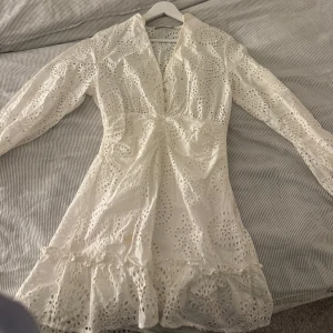 Vit klänning från Zara - Säljer en fin vit Zara klänning som passar perfekt till skolavslutning💕