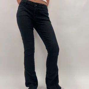 Svarta jeansbyxor - Svarta jeans från edc brand👖  Storlek 40  Modellen är 166cm (lite långa för henne)