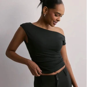 Asymmetric Shoulder Top - Superfin shoulder top köpt på Nelly. Jätteskönt material och passformen är 👌🏽. Toppen har tyvärr inte kommit till någon användning (prislappen är fortfarande på)🫶🏽☺️