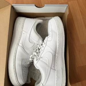 Vita Nike Air Force 1 - Säljer ett par klassiska vita Nike Air Force 1. Använda 2 gånger och ser helt nya ut.