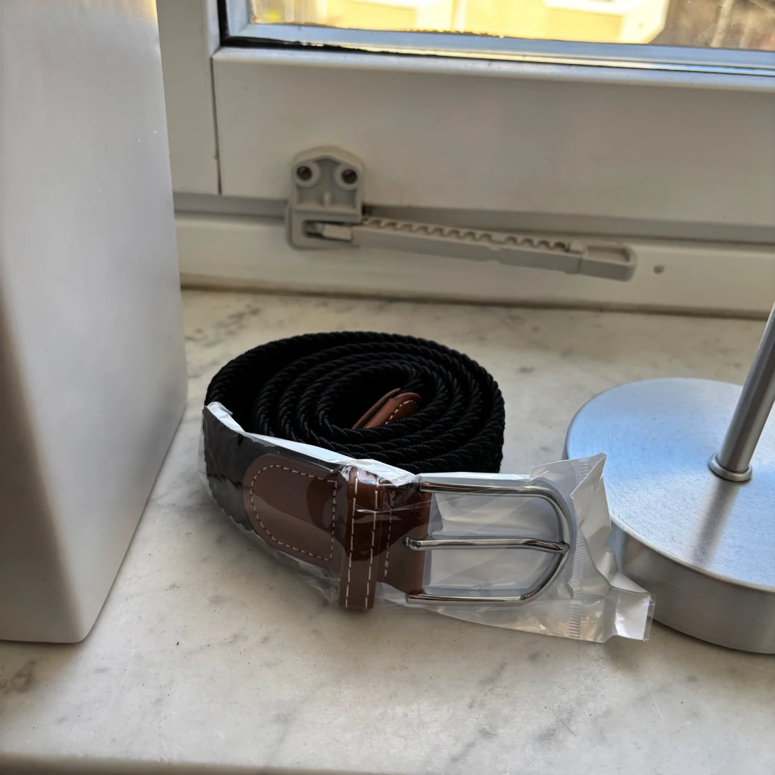 Svart flätat bälte med bruna detaljer - 1