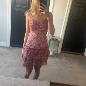 Blommig klänning - Blommig sommarklänning som jag skulle säga är storlek s. Jag har sytt in den i midjan som man ser på bild 2.