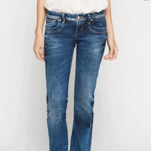 Ltb valerie jeans - Snygga blå jeans med bootcut-stil och låg midja. De har klassiska fem fickor och en knappgylf. Perfekta för en avslappnad look. Från ltb nypris 900kr