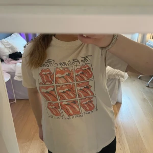 rolling stone tröja - så fin och cool tröja från hm, rolling stone. Använd fåtal gånger. kom privat för mer info och bilder❤️