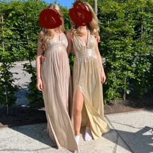 Champagnefärgad/guld balklänning med slits - Säljer min balklänning från förra året, köpt på bubbleroom för runt 2000. Använd en gång. Nyskick! 