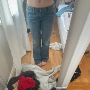 Blå jeans från Banana Republic - Säljer ett par klassiska blå jeans från Banana Republic. De har en bootcut-stil