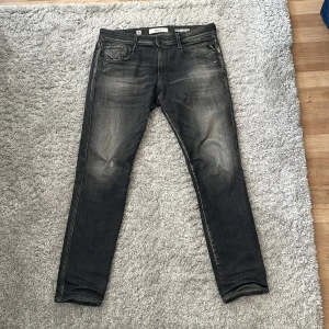 Replay jeans  - Feta replay jeans i anbass modell. W34 L32. Inga defekter. Bra skick. Snygg tvätt. Kom gärna dm om du har några funderingar. Jag är 182 och väger 80kg