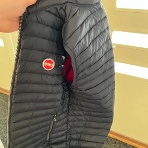 Colmar väst - Säljer en marinblå colmar väst som är perfekt nu inför våren och sommaren, västen är i nyskick, storlek S kan gå ner i pris vid snabb affär