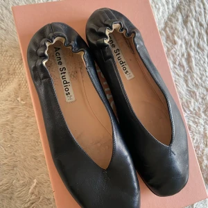 Svarta ballerinaskor från Acne Studios - Snygga svarta ballerinaskor från Acne Studios i skinn. Använda men i bra skick. Köpta för 3300. 