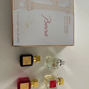 Parfymer  - Upptäck ett exklusivt parfymset från MFK med fyra olika dofter: Alsace, Baccarat Rouge 540, Oud och en röd variant. Varje flaska rymmer 30 ml den svarta är helgden kvar i men alla andra e fulla. och har en elegant design med guld- och silverfärgade lock. Perfekt för den som vill variera sina dofter.