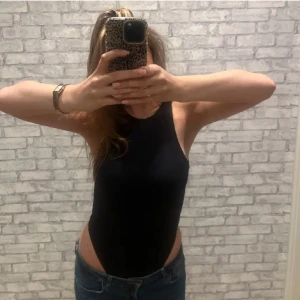 SVART BODY - assss snygg men kommer aldrig till användning, köpt på vinted men aldrig använt själv💕