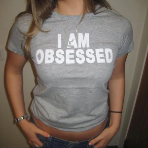 Grå t-shirt med text - Säljer min supersnygga tröja!! Den sitter helt perfekt och är tight💖💖💖