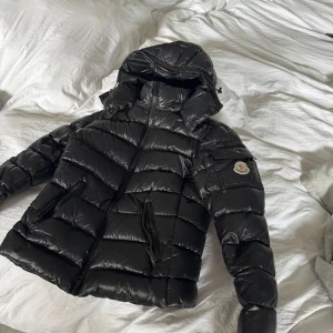 Moncler jacka - Modellen är bady, köpt förra vintern och är sparsamt använd. QR kod finns, tyvärr inget kvitto kvar. Storlek 0 