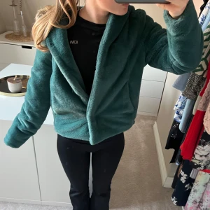 Grön Flyffjacka - Så skön jacka! OBS: några knappar är trasiga!