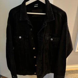 Svart jeansjacka - Jeansjacka från hm. 