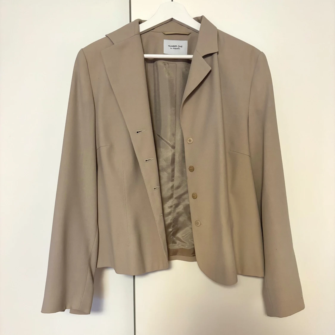 Beige kavaj med knappar - 1