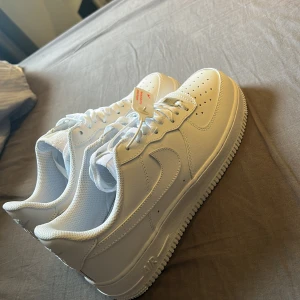Vita Nike Air Force sneakers - Säljer ett par klassiska vita Nike Air Force sneakers.  Skriv vid frågor!
