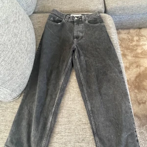 Polar big boy jeans  - Säljer mina svart grå byxor från polar skate co, ny pris 1300kr