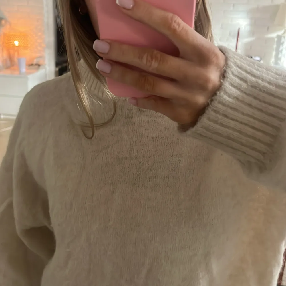 Mysig beige stickad tröja från Bik Bok i alpackablandning. Tröjan har långa ärmar och ribbade muddar vid ärmslut och nederkant💖 Stl XS men passar som xs-s. Lite nopprig (se sista bilden). Neuleet.