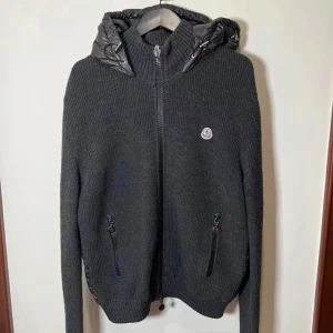 Intressekoll!! Moncler cardigan(sällsynt) - Kollar om nån är sugen på min Moncler cardigan och lite vad folk kan betala vid rätt pris så säljer jag tveka inte att höra av er vid frågor. Inga skambud