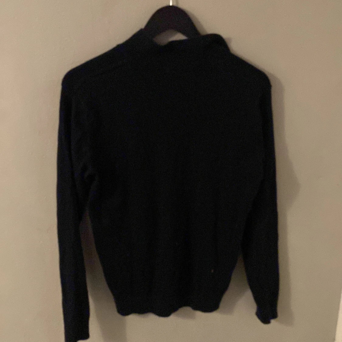 Svart tröja med dragkedja från Selected home  - 1