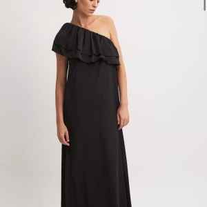 Svart balklänning  - Super fin och stilren balklänning! Helt ny och aldrig använd då jag har ångrat mig. Den är i ett siden liknande material. Ny pris 700kr, mitt pris 500kr (kan tänka mig att sänka)💞💞⚠️Änvänd er inte av köp nu funktionen utan skriv till mig först⚠️