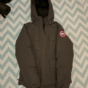 Canada goose maitland  - Canada goose Maitland i använt skick, Storlek Xs Fits S. Givetvis äkta och säljs för ett super pris! Se defekt på ryggen! General wear förekommer
