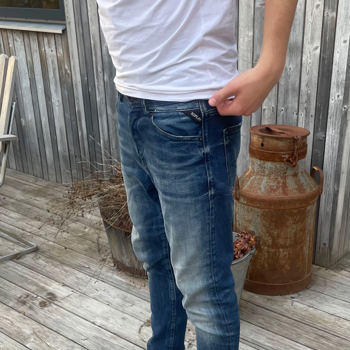 Blå jeans med sliten look - 1