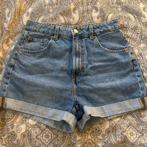 Blå jeansshorts från H&M Divided - Säljer ett par klassiska blå jeansshorts från H&M Divided. Dom är för små för mig och inte min stil🩵 hör av er för mer frågor eller bilder! 