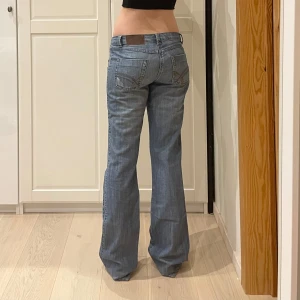 Lågmidjade bootcut/slim jeans🤩 - Midja 39 cm rakt över, gren 20 cm och innerben 87 cm jae 169 o xs-s o håller in i midjan💕