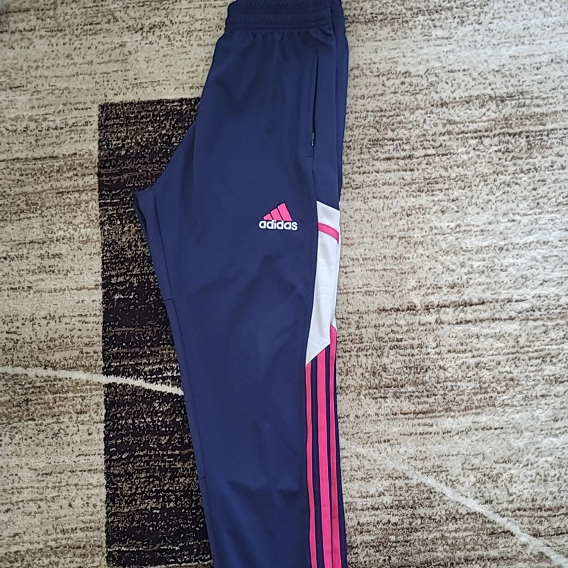 Mörkblå träningsbyxor från Adidas med Arsenal-logga - 3