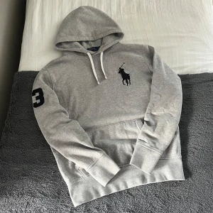 Ralph Lauren Big Pony Hoodie - Säljer denna riktigt snygga Ralph Lauren hoodie i storlek M. Hoodien sitter riktigt snyggt och är i mycket fint skick!