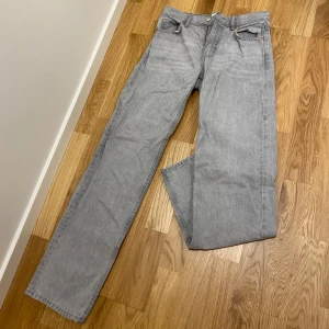 Låg midjade jeans - Grå låg midjade jeans från Gina. Dom är straight/bootcut. Lite korta för mig som är 174cm. 