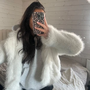 Vit faux fur jacka  - Säljer en snygg vit faux fur från Gina Tricot Jackan har en fluffig och mjuk. Storlek XS och med lappen kvar, aldrig använd. 