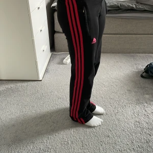 adidas byxor - jätte snygga adidas byxor med fickor 37cm vid midjan när den ligger på platt och längden är 94 cm😋