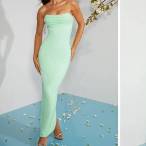 Mintgrön axelbandslös långklänning - Super fin mintgrön klänning med en liten slits. Perfekt för speciella tillfällen. Köpt från oh polly för ungefär 1350 kr , hör av dig för fler bilder💗