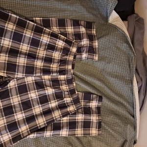Rutiga pyjamasbyxor  - Supersköna pyjamasbyxor i lätt material. Finns inga fickor. Använda i en kort period och kan inte hitta några defekter. I storlek One size men passar M/L?