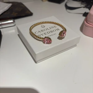 Guldarmband med rosa stenar från Caroline Svedbom - Guldarmband från Caroline Svedbom med rosa stenar. Köpt för 795💗