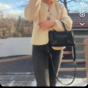 Svart axelväska  - Snygg svart axelväska i skinn med praktisk dragkedja och stilrena detaljer. Perfekt för att bära med sig det viktigaste. Väskan har både handtag och en justerbar axelrem för flexibilitet. Jätte fint skick inget ”rost” eller slitage 😍