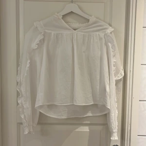 Vit blus - En fin vit blus från Ginatricot💞säljer p.g.a för liten storlek, använd en gång. Har en liten sminkfläck på kragen😻