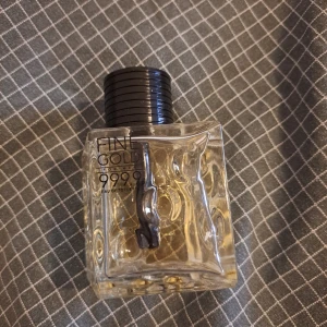 Eau de toilet - Herr "parfym" som luktar väldigt gott. Ungefär halva är använd därav priset. 