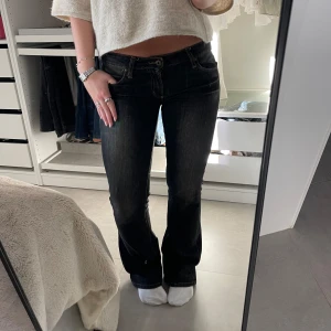 Mörkblå bootcut jeans - De perfekta bootcut jeansen med låg midja! Säljer då de tyvärr är lite för små för mig. Storlek 38 men skulle säga att de sitter mer som en 36! 