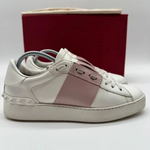 VALENTINO OPEN - Valentino open sneakers - Skick: 9,5/10 - Storlek 37 - Tillbehör: Dustbag - Nypris 7700kr - deluxecloset 